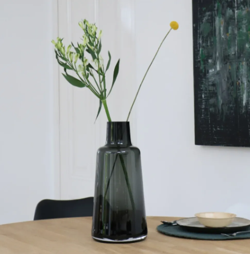 Jana Vaas Smoke Grey – Ø19xH40 cm | Langwerpig glazen design