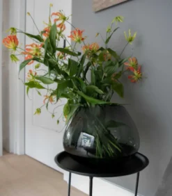 Morava Vaas Smoke Grey – Ø32 x H25 cm | Glazen designvaas