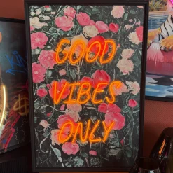 Neon LED Schilderij | ‘Good Vibes Only’ | 63x93x3,7cm | Chique-Living
