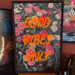 Neon LED Schilderij | ‘Good Vibes Only’ | 63x93x3,7cm | Chique-Living