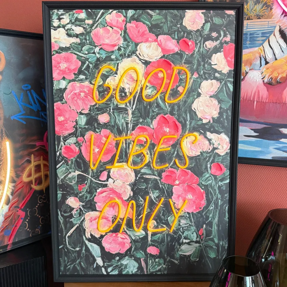 Neon LED Schilderij | ‘Good Vibes Only’ | 63x93x3,7cm | Chique-Living