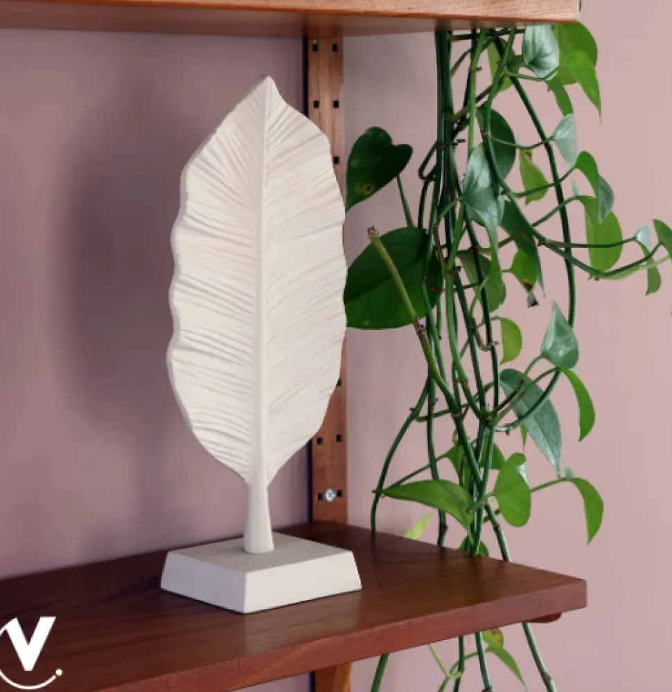 Ornament 'Feather Lorena' Ivory | Vase The World | L10 x B14 x H30 cm | Chique-Living
