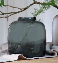 Smoke Zwarte Vaas ‘Bartica’ | Vase The World | Verkrijgbaar in 2 Maten